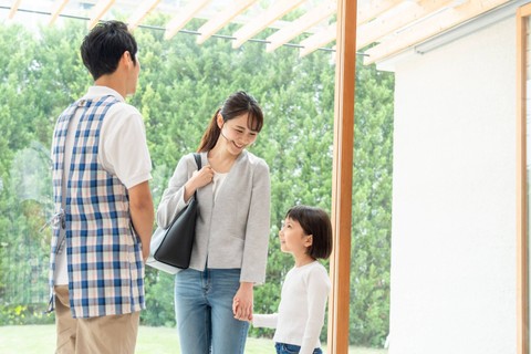 Ilustrasi Orang Tua Berbicara dengan Guru Anak di Sekolah.   Foto: Shutterstock