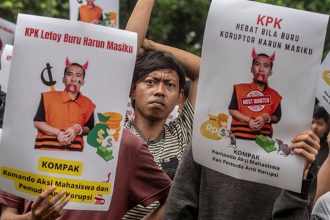 Sejumlah massa aksi membawa poster saat berunjuk rasa terkait buronan KPK yang juga Politisi PDI Perjuangan Harun Masiku di depan gedung KPK Merah Putih, Jakarta, Rabu (8/3/2023). Foto: Muhammad Adimaja/Antara Foto