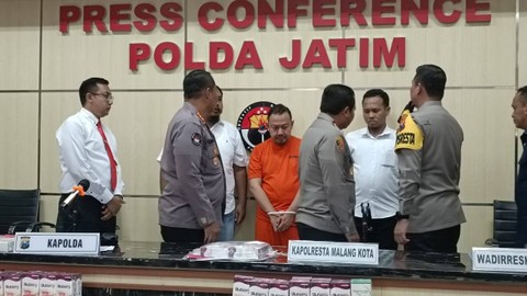 Polda Jatim bersama Polresta Malang mengungkap kasus penipuan investasi yang dilakukan oleh Crazy Rich Surabaya, Wahyu Kenzo di Mapolda Jatim, Rabu (8/3/2023). Foto: Farusma Okta Verdian/kumparan