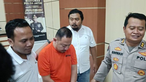 Polda Jatim bersama Polresta Malang mengungkap kasus penipuan investasi yang dilakukan oleh Crazy Rich Surabaya, Wahyu Kenzo di Mapolda Jatim, Rabu (8/3/2023). Foto: Farusma Okta Verdian/kumparan