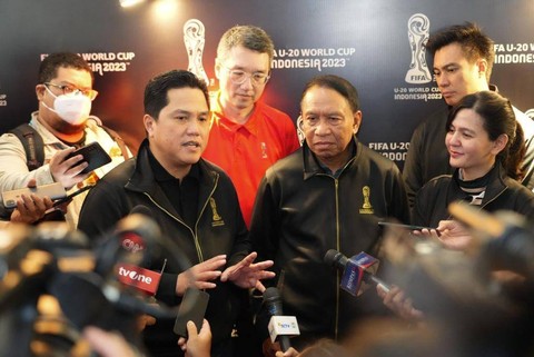 Ketua PSSI Erick Thohir dan Wakil Ketua PSSI Zainudin Amali dan Ratu Tisha di FX Senayan, Jakarta, Rabu (8/3/2023). Foto: PSSI