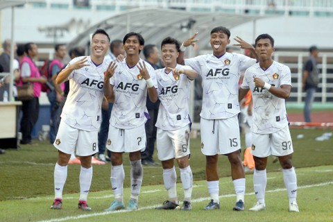 Sejumlah pesepak bola Persik Kediri melakukan selebrasi setelah berhasil mengalahkan Persib Bandung dalam pertandingan lanjutan BRI Liga 1 di Stadion Pakansari, Kabupaten Bogor, Jawa Barat, Rabu (8/3/2023). Foto: Yulius Satria Wijaya/Antara Foto
