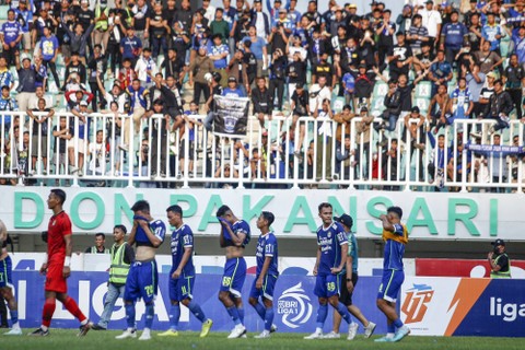 Sejumlah pesepak bola Persib Bandung berjalan seusai dikalahkan Persik Kediri dalam pertandingan lanjutan BRI Liga 1 di Stadion Pakansari, Kabupaten Bogor, Jawa Barat, Rabu (8/3/2023). Foto: Yulius Satria Wijaya/Antara Foto