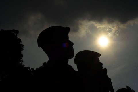 Siluet prajurit TNI saat mengikuti upacara pembukaan gelar Operasi Penegakan Ketertiban (Opsgaktib) dan Yustisi Polisi Militer TNI Tahun 2023 di Mabes TNI, Cilangkap, Jakarta Timur, Rabu (8/3/2023). Foto: Indrianto Eko Suwarso/Antara Foto
