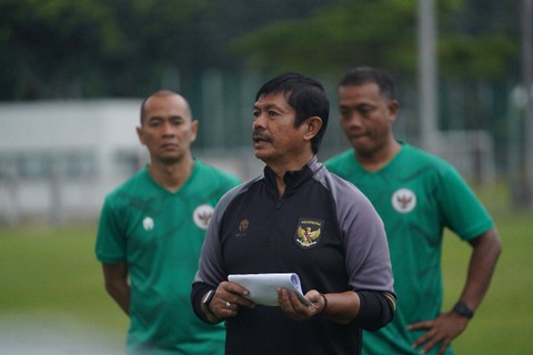 Pelatih Indra Sjafri saat pemusatan latihan (TC) Timnas U-22 jelang SEA Games 2023 di Stadion ABC, Senayan, Jakarta.    Foto: PSSI