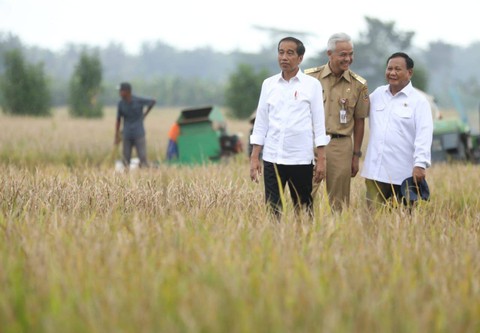 Presiden Joko Widodo bersama Menhan Prabowo Subianto dan Gubernur Jateng Ganjar Pranowo meninjau panen raya di Kebumen, Jawa Tengah, Kamis (9/3/2023).   Foto: Dok. Istimewa