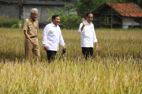 Presiden Joko Widodo bersama Menhan Prabowo Subianto dan Gubernur Jateng Ganjar Pranowo meninjau panen raya di Kebumen, Jawa Tengah, Kamis (9/3/2023).   Foto: Dok. Istimewa