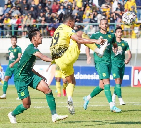 Pertandingan Barito Putera vs Persebaya dalam lanjutan Liga 1 2022/23 di Stadion Demang Lehman, Banjarbaru, Kalimantan Selatan, Kamis (9/3). Foto: Instagram/@psbaritoputeraofficial