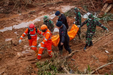 Sejumlah petugas SAR gabungan melakukan proses evakuasi jenazah korban longsor di Kampung Molon, Desa Pangkalan, Kecamatan Serasan, Kabupaten Natuna, Kepulauan Riau, Kamis (9/3/2023).   Foto: Teguh Prihatna/ANTARA FOTO