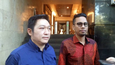 Kuasa Hukum Mario Dandy Satrio, Dolfie Rompas (kiri) bersama timnya, Basri (kanan) saat ditemui di Polda Metro Jaya, Kamis (9/3).  Foto: Ananta Erlangga/kumparan