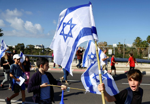 Warga Israel berdemonstrasi saat "Hari Perlawanan", ketika pemerintah koalisi nasionalis Perdana Menteri Israel Benjamin Netanyahu melanjutkan perombakan yudisial yang kontroversial, di Tel Aviv, Israel, Kamis (9/3/2023). Foto: Ronen Zvulun/Reuters