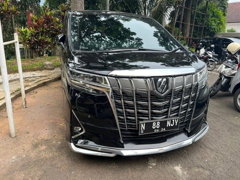 Polresta Malang Kota menyita tiga mobil milik tersangka crazy rich Dinar Wahyu Saptian Dyfrig alias Wahyu Kenzo atas kasus penipuan robot trading Auto Trade Gold (ATG), Kamis (9/3/2023). Foto: Dok. Istimewa