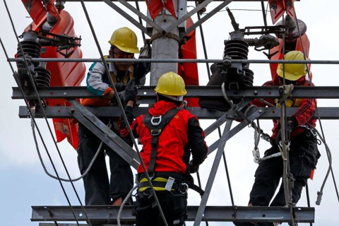 Petugas PLN bekerja. Foto: PLN