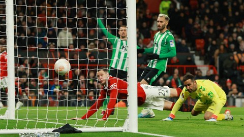 Pemain Manchester United Wout Weghorst berebut bola dengan penjaga gawang Real Betis pada pertandingan leg pertama 16 besar Liga Europa di Old Trafford, Manchester, Inggris, Jumat (10/3/2023).  Foto: Phil Noble/REUTERS
