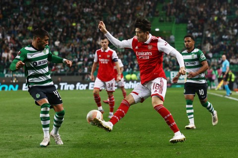 Pemain Sporting CP Ricardo Esgaio menghadang pemain Arsenal Takehiro Tomiyasu pada pertandingan leg pertama Liga Europa di Estadio Jose Alvalade, Lisbon, Portugal, Jumat (10/3/2023).  Foto: Pedro Nunes/REUTERS