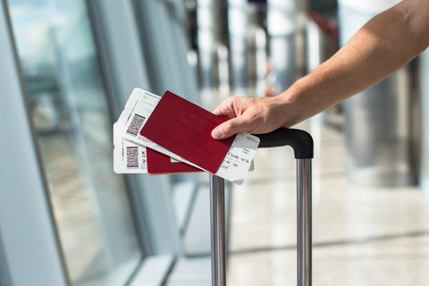 Ilustrasi pria memegang boarding pass. Foto: Shutterstock