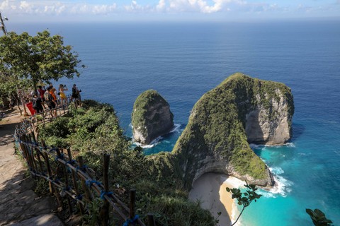 Sejumlah turis menikmati pemandangan di Kelingking Beach Nusa Penida. Foto: Aditia Noviansyah/kumparan