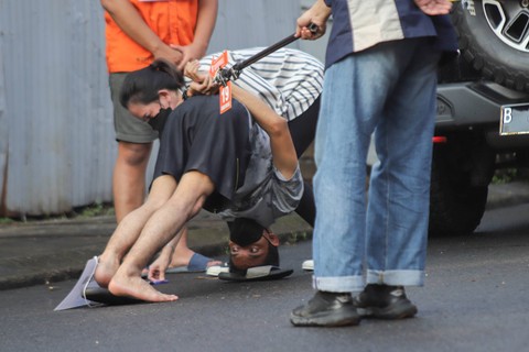 Rekonstruksi kasus penganiayaan David Ozora oleh Mario Dandy Satriyo di kawasan Pesanggrahan, Jakarta Selatan, pada Jumat (10/3/2023). Foto: Jamal Ramadhan/kumparan
