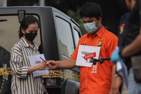 Tersangka kasus penganiayaan David Ozora, Shane Lukas Rotua dan pemeran A saat menjalani rekonstruksi di kawasan Pesanggrahan, Jakarta Selatan, pada Jumat (10/3/2023). Foto: Jamal Ramadhan/kumparan