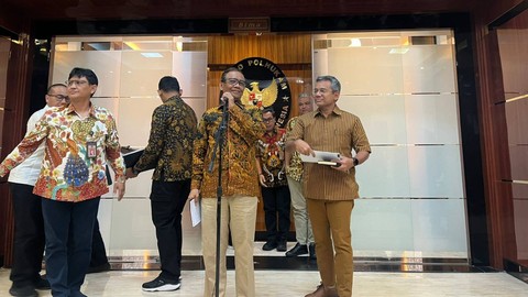 Menkopolhukam Mahfud MD dan Wamenkeu Suahasil Nazara konferensi pers soal dana mencurigakan Rp 300 triliun di Kemenkopolhukam, Jumat (10/3/2023). Foto: Haya Syahira/kumparan