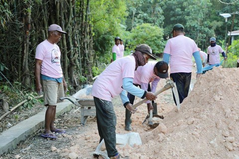 Antusiasme warga Desa Sumberejo bergotong-royong dalam memperbaiki jalan yang berlubang. Foto: Dok. Istimewa 
