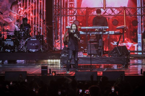 Penampilan Dewa 19 dengan vokalis Ello di Jakarta Concert Week, di JCC Senayan, Jakarta, Jumat (10/3/2023). Foto: Jamal Ramadhan/kumparan
