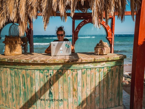 Ilustrasi lawan kata nomadik. Sumber: www.unsplash.com.