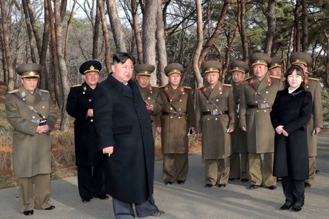 Pemimpin Korea Utara Kim Jong-un dan putrinya Kim Ju Ae menyaksikan latihan serangan  di lokasi yang dirahasiakan di Korea Utara. Foto: KCNA/via REUTERS