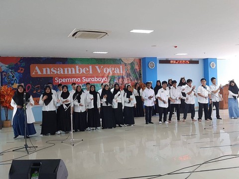 Siswa SMP Muhammadiyah 5 Surabaya mengikuti kegiatan Ensambel Vocal. Foto-foto: Amanah Nur Asiah/Basra