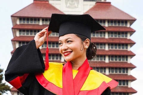 Amel Carla saat lulus dari Fakultas Hukum Universitas Indonesia. Foto: Instagram/@amelcarla