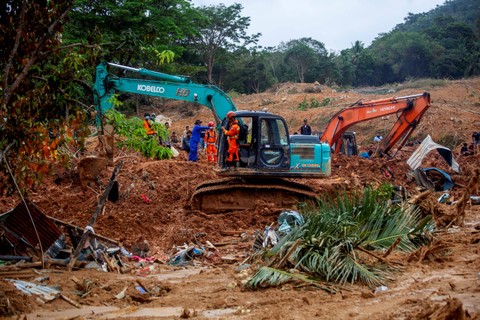 Sejumlah petugas SAR dibantu dengan alat berat berupaya melakukan upaya pencarian korban yang tertimbun tanah longsor di Kampung Molon, Desa Pangkalan, Kecamatan Serasan, Kabupaten Natuna, Kepulauan Riau, Sabtu (11/3/2023).  Foto: Teguh Prihatna/ANTARA FOTO