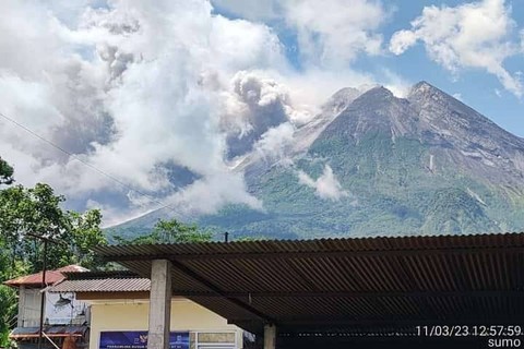 Erupsi Gunung Merapi pada Sabtu (11/3). Foto: BPPTKG