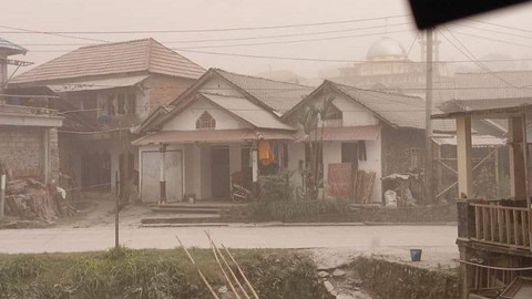 Hujan abu yang mengguyur Windu, Sajan, Magelang, Jawa Tengah. Foto: Twitter/@merapi_uncover