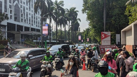 Arus lalu lintas di sekitar GBK jelang konser Blackpink, Sabtu (11/3) sore.  Foto: Jonathan Devin/kumparan