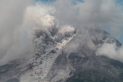 Luncuran awan panas Gunung Merapi terlihat dari Turi, Sleman, DI Yogyakarta, Sabtu (11/3/2023). Foto: Hendra Nurdiyansyah/ANTARA FOTO