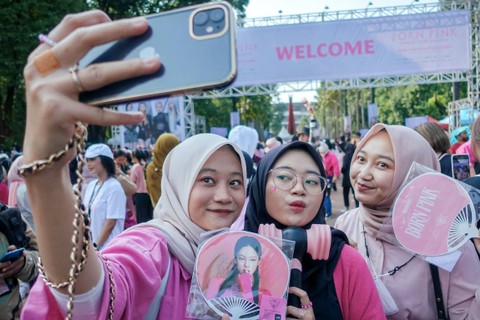 Pengunjung menunggu di GBK Jakarta, jelang konser Blackpink, Sabtu (11/3/2023). Foto: Jamal Ramadhan/kumparan