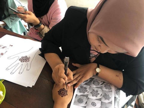 Srikandi Ganjar Yogyakarta Gelar Henna Art Class Foto: Dok. Istimewa