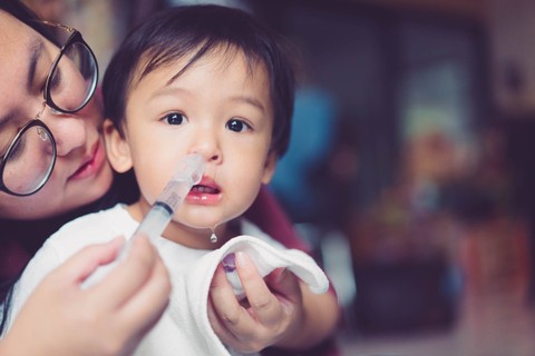 Ilustrasi anak mencuci hidung. Foto: MIA Studio/Shutterstock