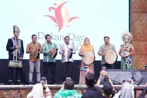 Seremonial pembukaan Pekan Raya Cahaya Aceh di Taman Bustanussalatin. PRCA tahun ini menghadirkan ekshibisi 6 subsektor ekonomi kratif (ekraf) unggulan Aceh. Foto: Disbudpar