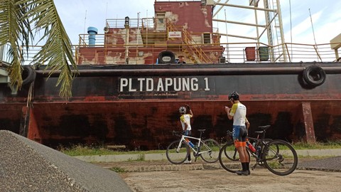 Peserta Tour de Aceh saat singgah di objek wisata Kapal PLTD Apung 1 sebagai salah satu situs Tsunami Aceh 2004 yang paling terkenal di Banda Aceh, Sabtu (11/3). Foto: Husaini/acehkini 