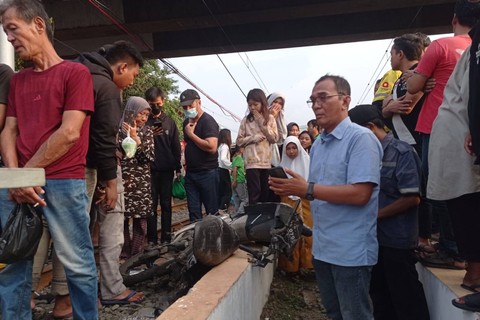 Proses evakuasi korban tewas akibat tertabrak kereta api di Tambora, Jakarta Barat, Sabtu (11/3/2023). Foto: Dok. Istimewa