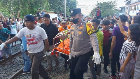 Proses evakuasi korban tewas akibat tertabrak kereta api di Tambora, Jakarta Barat, Sabtu (11/3/2023). Foto: Dok. Istimewa