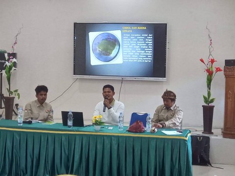 Bakri Ismail, periset Buku Suba Institute, didampingi Sukarno M. Adam (mengenakan Tuala Lipa) memaparkan hasil risetnya terkait Ngoku Adat dalam acara tukar tambah gagasan di IAIN Ternate. Foto: Nurkholis Lamaau/cermat