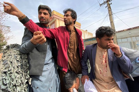 Wartawan yang terluka dibawa dengan kendaraan ke rumah sakit, di Mazar-i-Sharif, Afghanistan pada Sabtu (11/3/2023). Foto: Atif Aryan/AFP