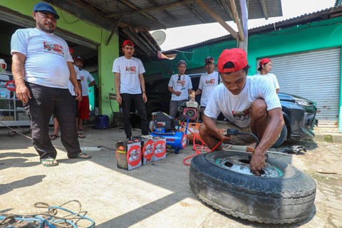 Komunitas Sopir Truk Dukung Ganjar beri bantuan dongkrak Foto: Dok. Istimewa