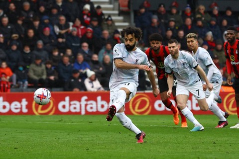 Pemain Liverpool Mohamed Salah gagal mencetak gol dari titik penalti saat hadapi AFC Bournemouth di Vitality Stadium, Bournemouth, Inggris, Sabtu (11/3/2023). Foto: Action Images via Reuters/Paul Childs