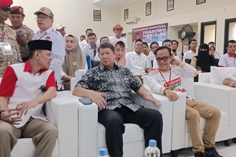 Wakil Ketua Dewan Pembina Partai Gerindra Hashim Sujono Djojohadikusumo (tengah)  dan Ketua Joman Immanuel Ebener (kanan) dalam Deklarasi Prabowo Mania 08 di Gedung Joang '45, Jakarta, Minggu (12/3). Foto: Zamachsyari/kumparan