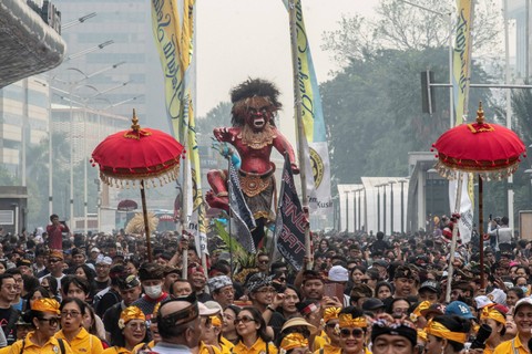 Umat Hidu mengarak Ogoh-ogoh saat Car Free Day (CFD) di kawasan Bundaran Hotel Indonesia, Jakarta, Minggu (12/3/2023). Foto: Muhammad Adimaja/ANTARA FOTO