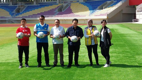 Ketua Umum PSSI Erick Thohir meninjau Stadion Manahan, Solo, Minggu (12/3/2023).  Foto: Dok. Istimewa