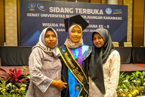 Retno Anjarwati, anak nelayan berhasil menjadi lulusan terbaik di UBP Karawang. Foto: Dok. Istimewa